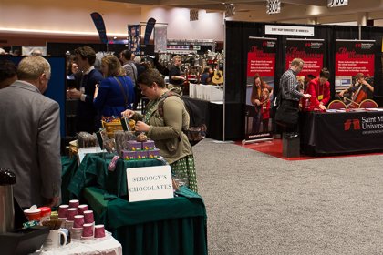 MTCC3941 A trade fair event, booths with products on top, people investigating the products.