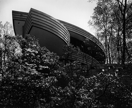 A black-and-white picture of the house of Robert Llewelyn Wright with its intersecting and concentric segments of circles.